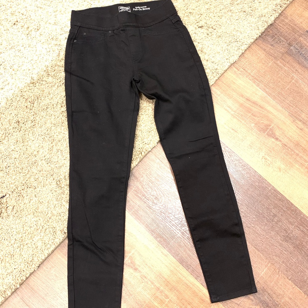 NWOT Levi’s pull on shaping skinny jeans